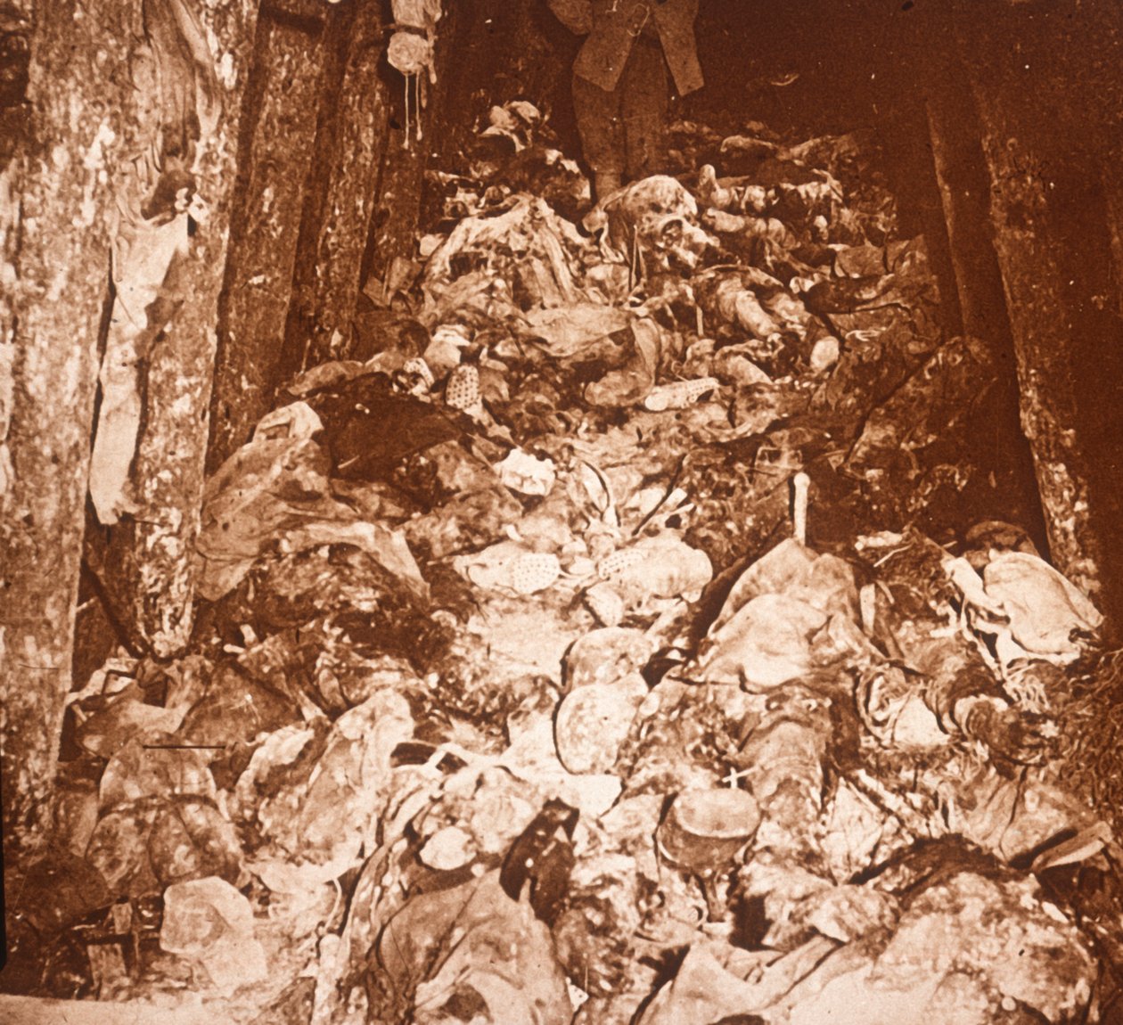 Ciała w tunelach pod Mount Cornillet, Szampania, północna Francja, c1917 autorstwa Unbekannt