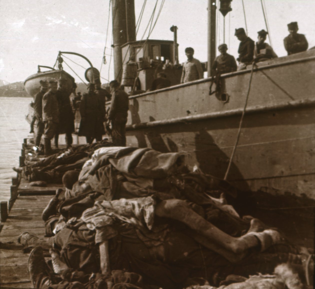 Ciała ofiar tyfusu, Korfu, Grecja, ok. 1915 r. autorstwa Unbekannt
