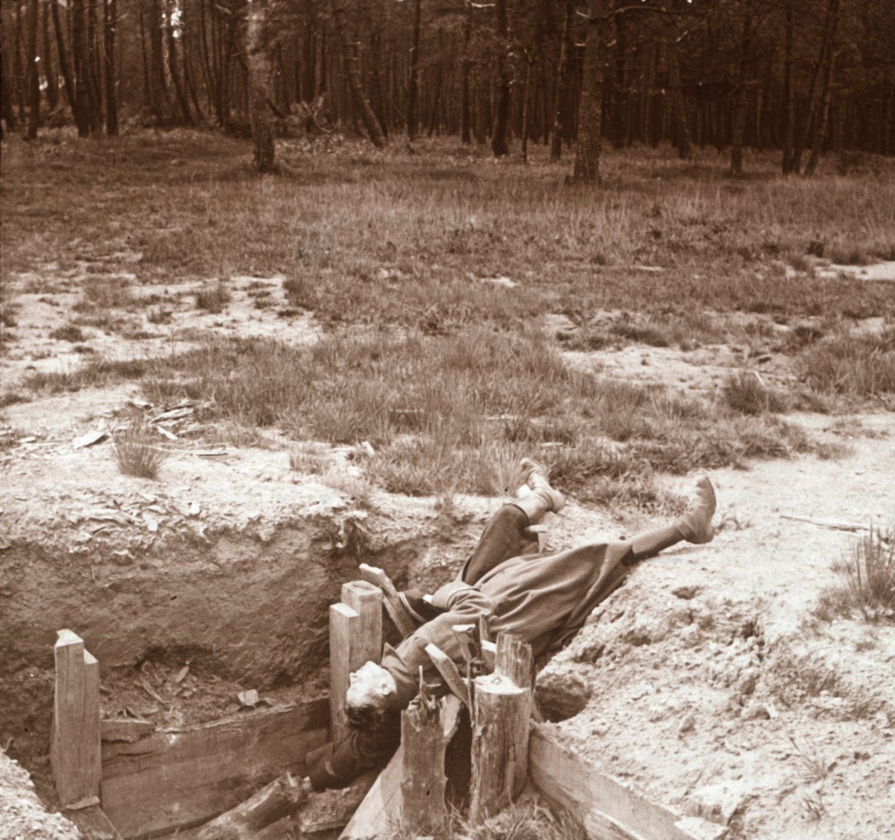 Ciało zabitego żołnierza, Argonne, północna Francja, c1914-c1918 autorstwa Unbekannt
