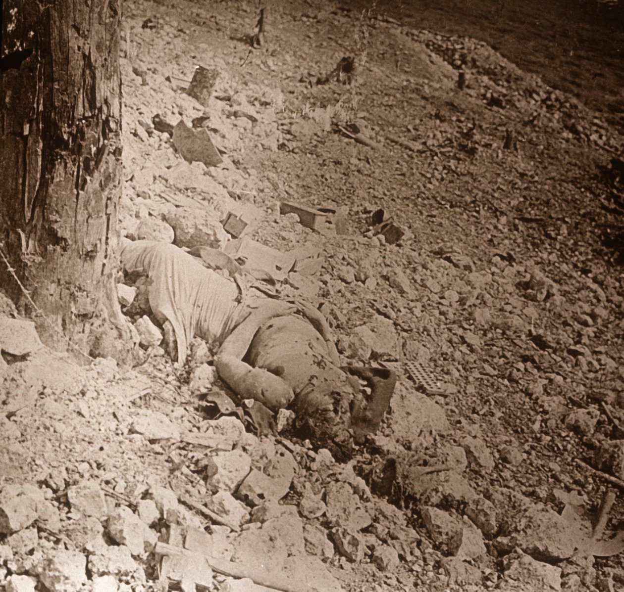 Ciało zabitego żołnierza, c1914-c1918 autorstwa Unbekannt