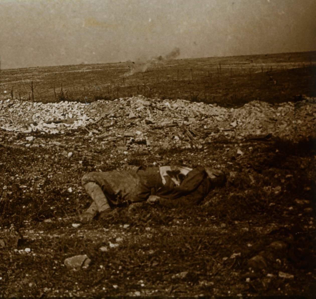 Ciało z ogniem zaporowym w oddali, c1914-c1918 autorstwa Unbekannt
