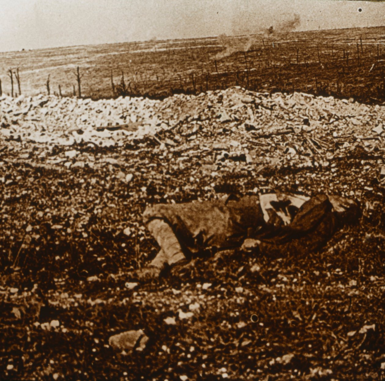 Ciało z ogniem zaporowym w oddali, c1914-c1918 autorstwa Unbekannt