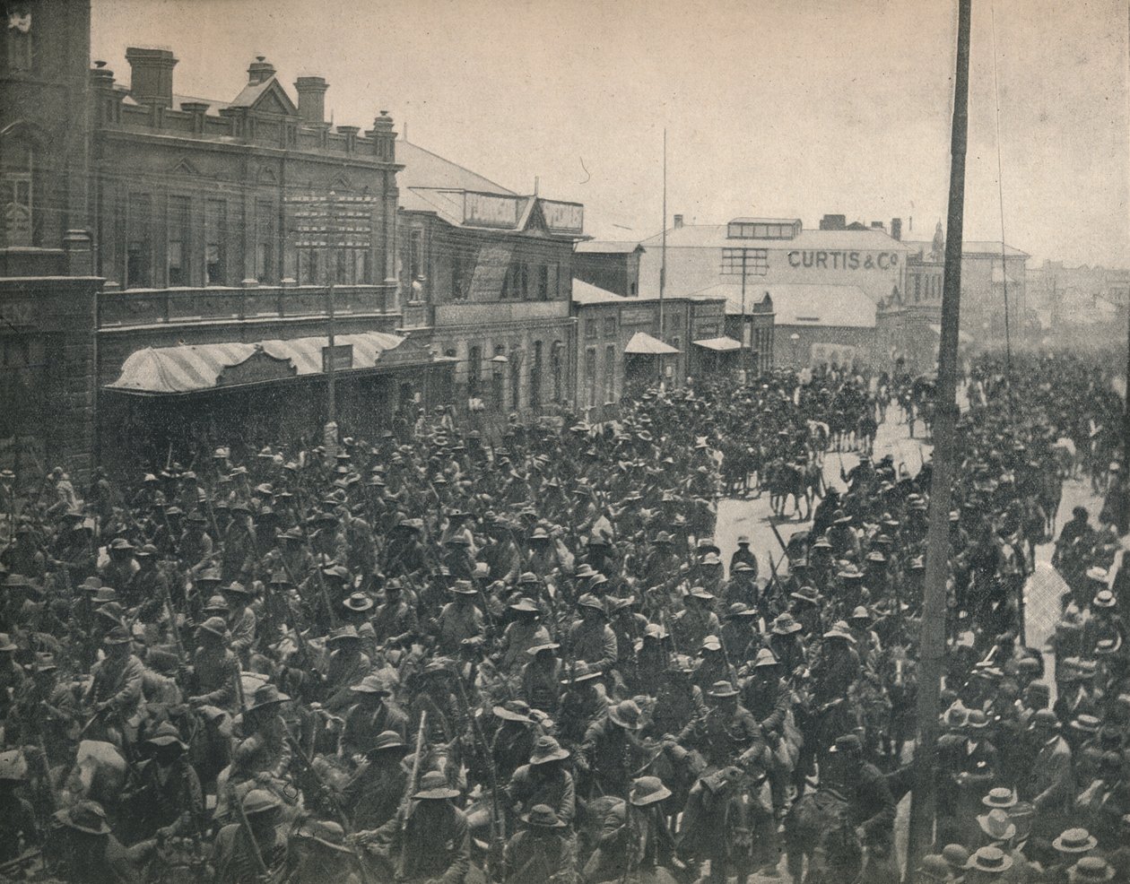 Boer Commando przechodzący przez Johannesburg Druga Wojna Transwalska, ok. 1900. autorstwa Unbekannt