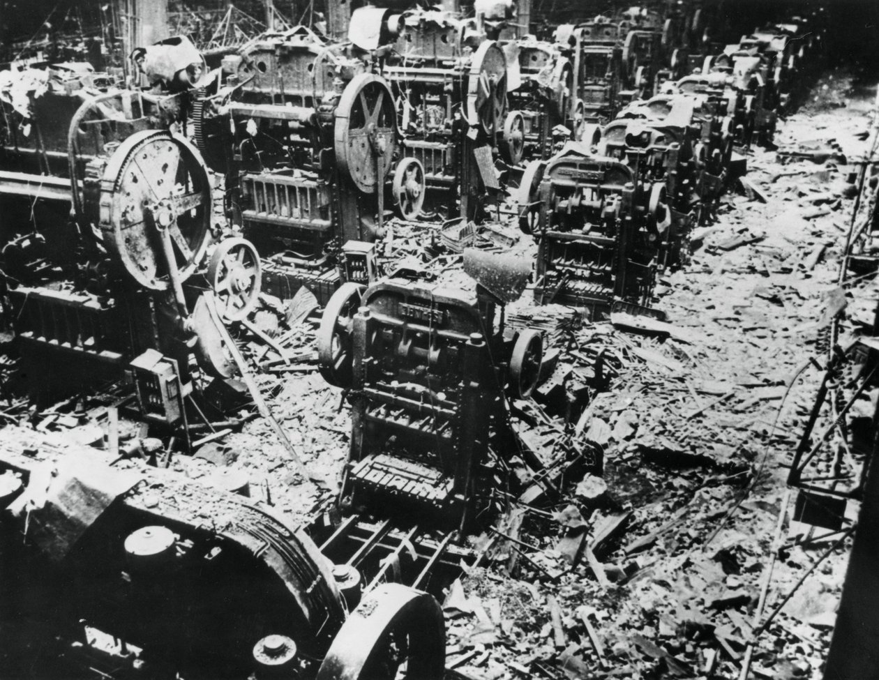 Uszkodzenie bomby w fabryce Renault, Sevres, Paryż, 4 kwietnia 1943 r. autorstwa Unbekannt