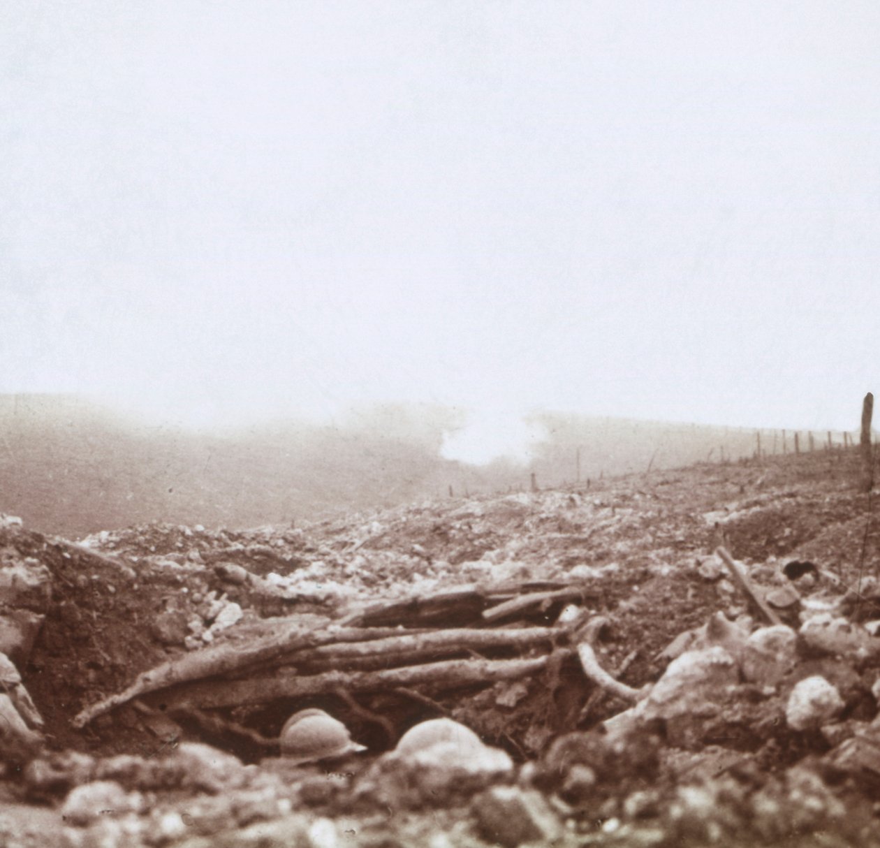 Bombardowanie, Le Mort Homme, Wzgórze Umarlaka, północna Francja, c1914-c1918. autorstwa Unbekannt