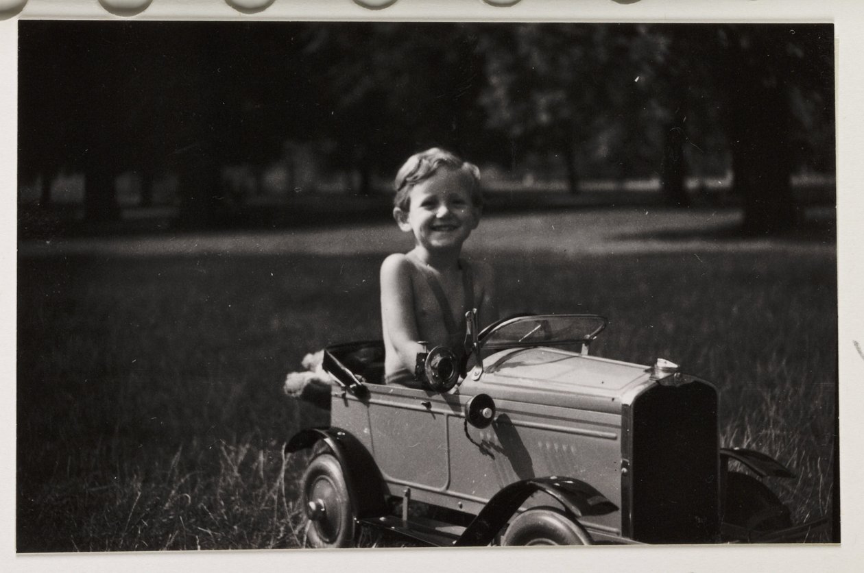Chłopiec jadący samochodzikiem na pedały, ok. 1930 autorstwa Unbekannt