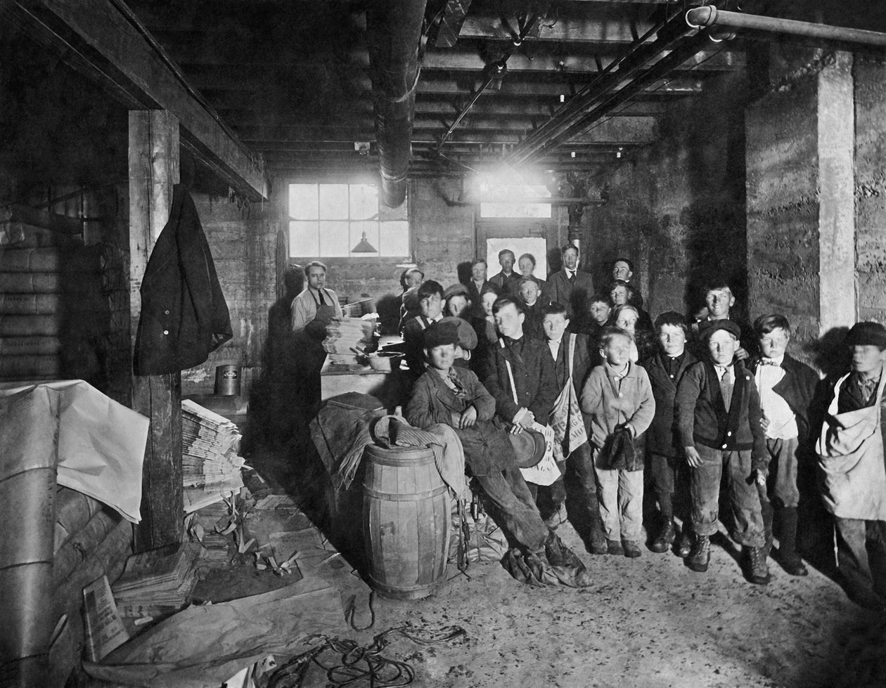 Chłopcy zbierający papiery do sprzedaży, Stany Zjednoczone, ok. 1919 (zdjęcie czarno-białe) autorstwa Unbekannt