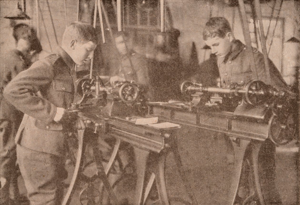 Chłopcy z Bradfield College wykonujący części muszli, Berkshire, c1916 1928 autorstwa Unbekannt