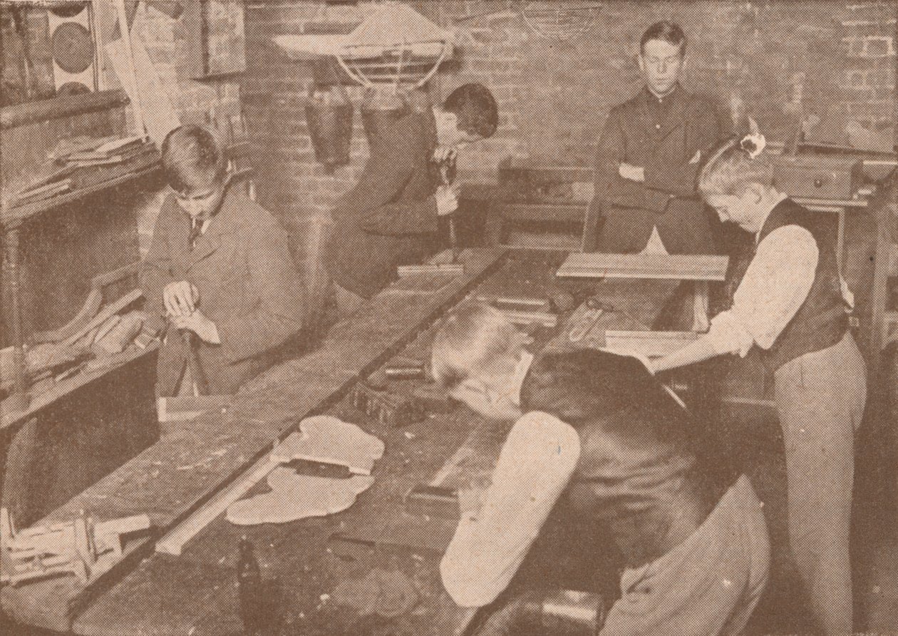 Boys of Harrow School robienie szyn, kul i innych artykułów dla rannych, c1916 1928 autorstwa Unbekannt