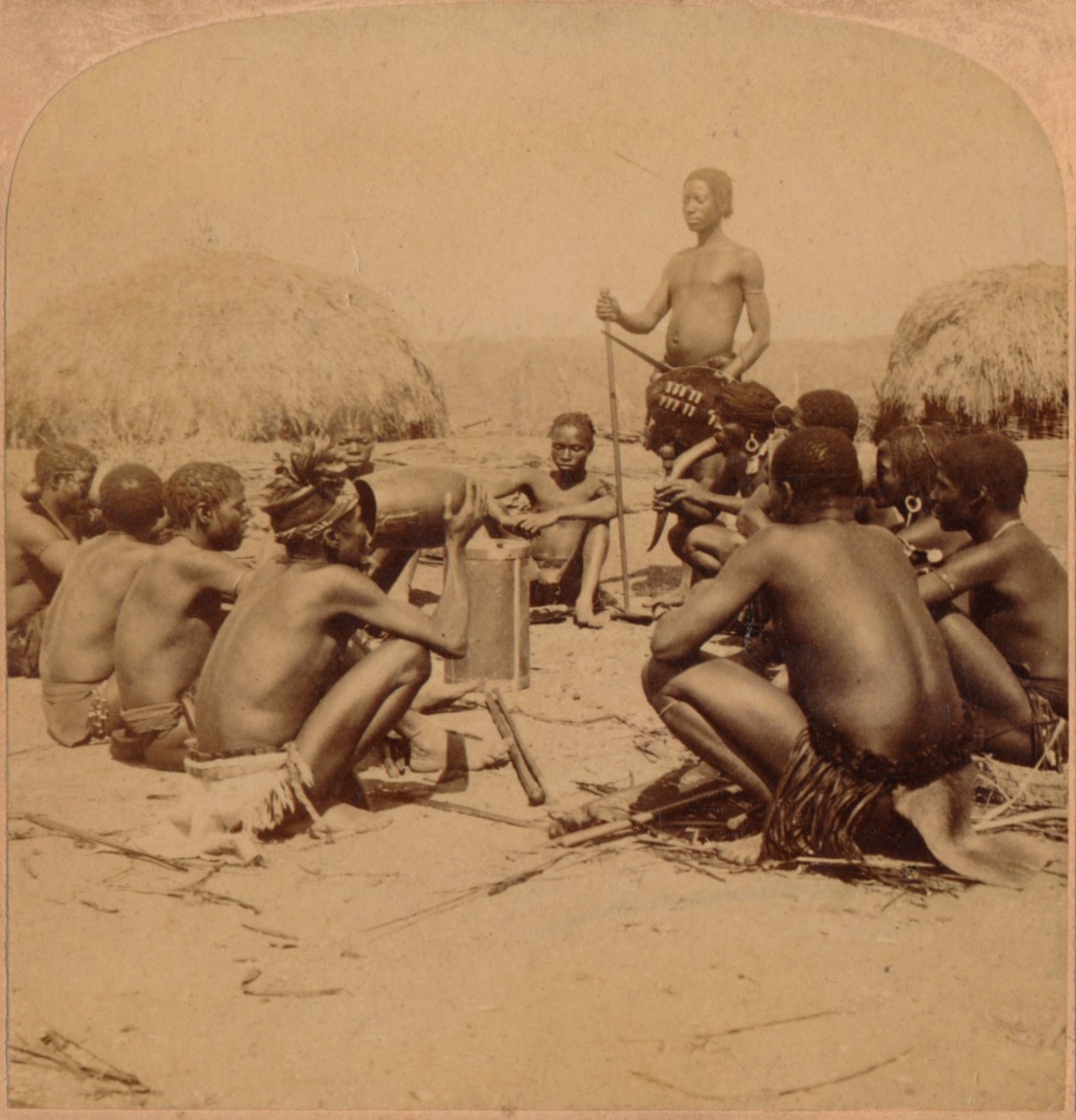 Dzielni z wioski Zulusów z radą, w pobliżu rzeki Umlaloose, Zululand, SA, 1901 autorstwa Unbekannt