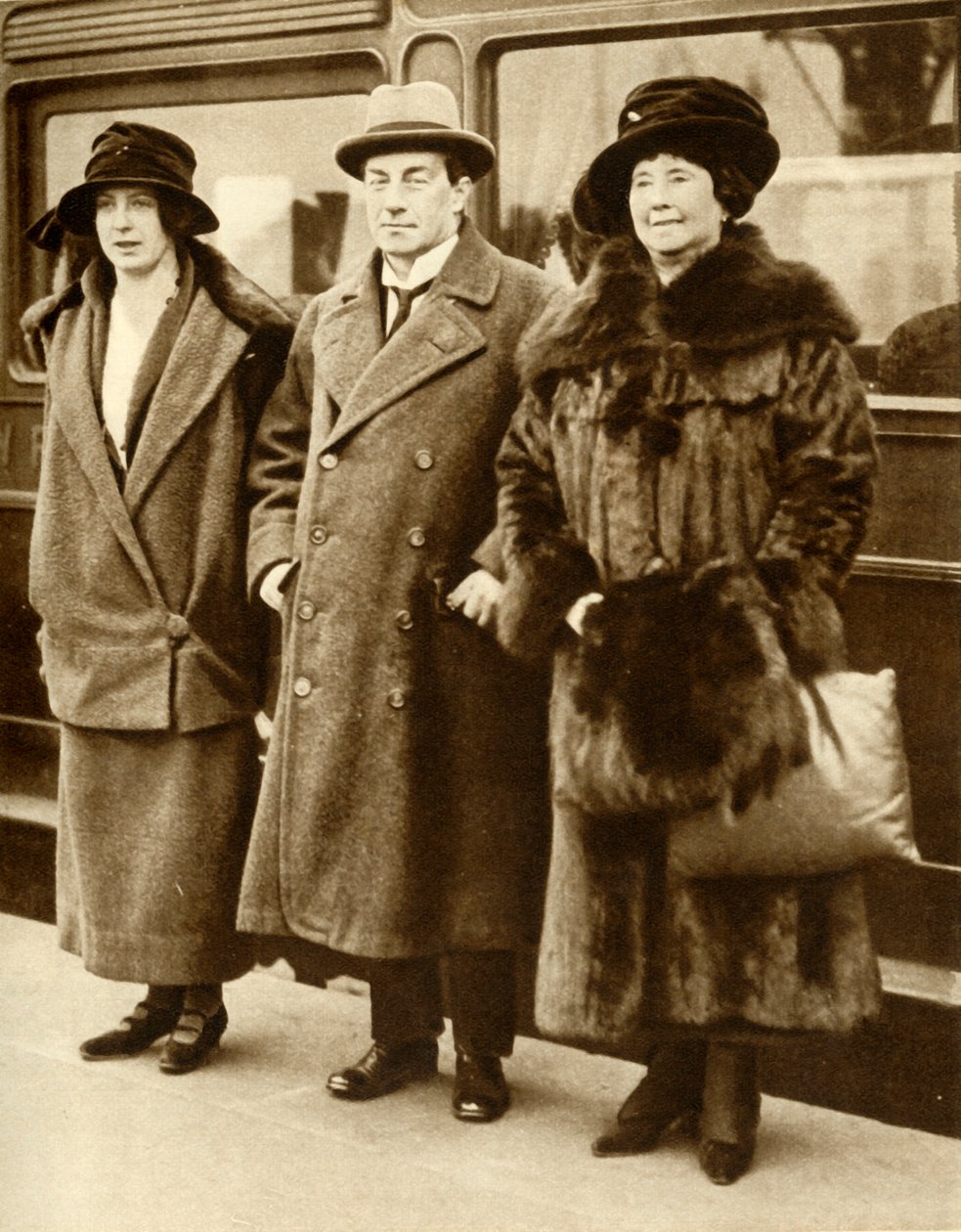 Premier Wielkiej Brytanii Stanley Baldwin z żoną i córką, Londyn, 27 stycznia 1923, 1935. autorstwa Unbekannt
