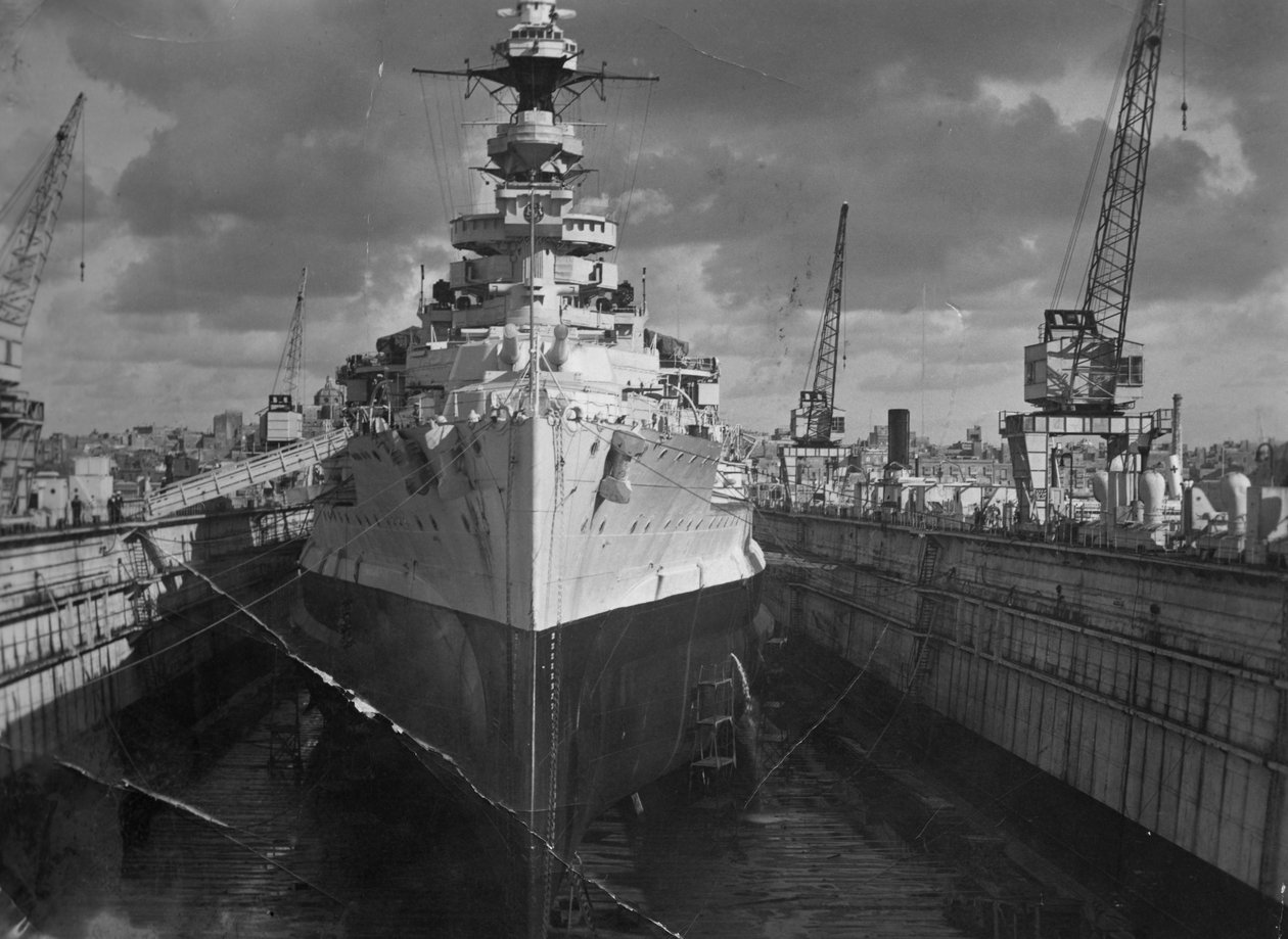 Brytyjski pancernik HMS Malaya w pływającym doku, Malta, c1937 autorstwa Unbekannt