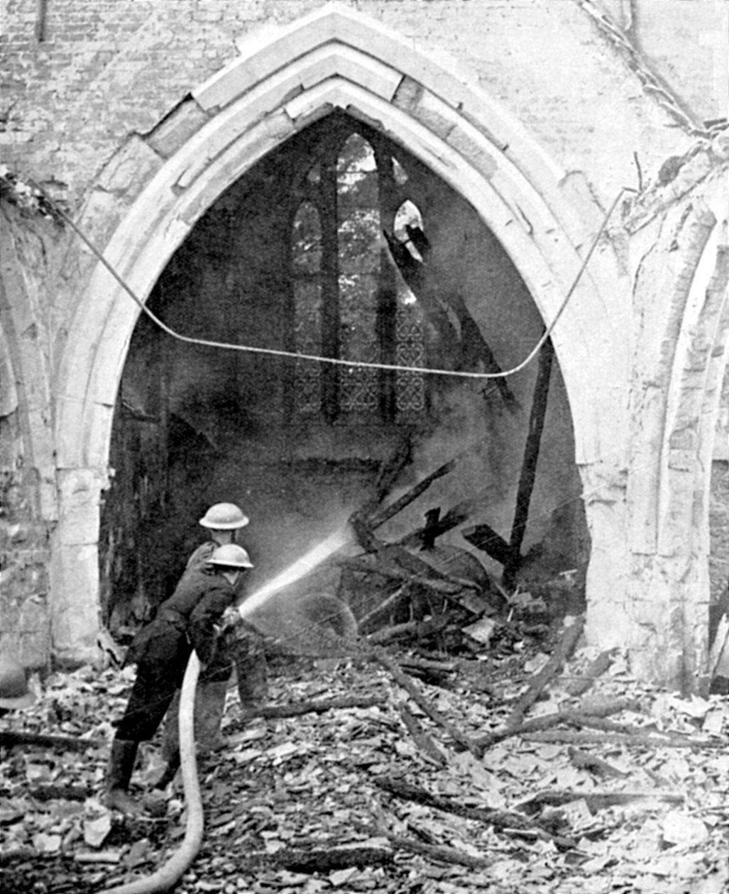 Brytyjscy strażacy tłumiący zbombardowany kościół, II wojna światowa, czerwiec 1940 autorstwa Unbekannt