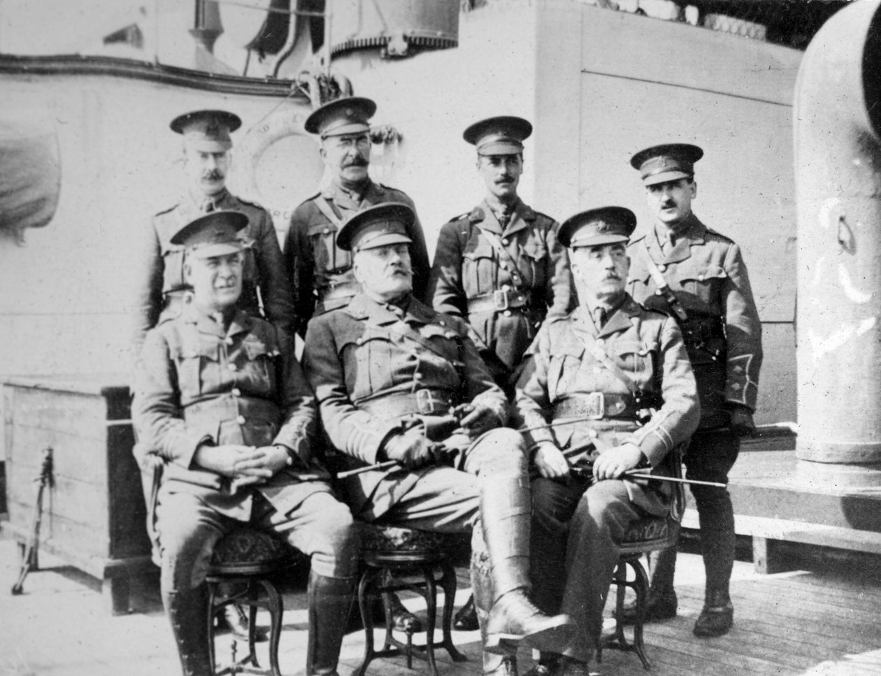 Brytyjscy oficerowie na statku więziennym Royal Edward zacumowanym niedaleko Southend, listopad 1914 r autorstwa Unbekannt