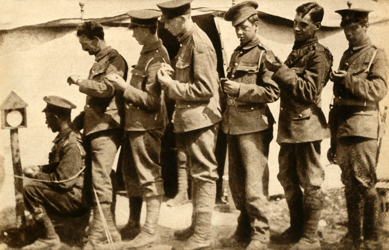 Brytyjscy żołnierze synchronizujący swoje zegarki na linii frontu, I wojna światowa, 1914-1918, 1933. autorstwa Unbekannt