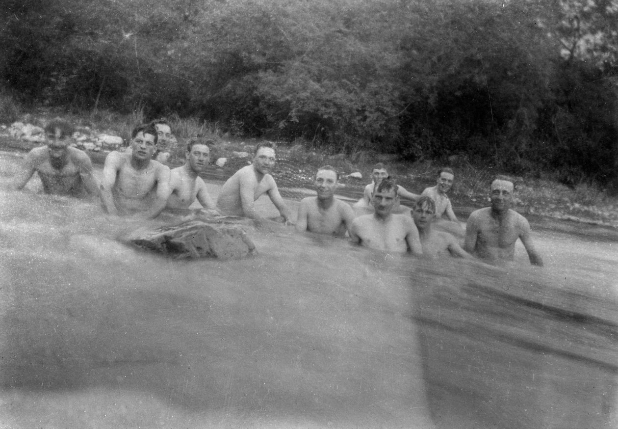 Brytyjscy żołnierze myjący się w górskim strumieniu, Kalsi, Indie, 1917 autorstwa Unbekannt