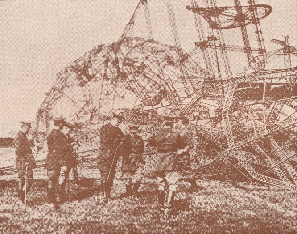 Brytyjscy oficerowie sztabowi badający wrak sterowca sprowadzonego w Anglii, ok. 1917 r. 1919 r autorstwa Unbekannt