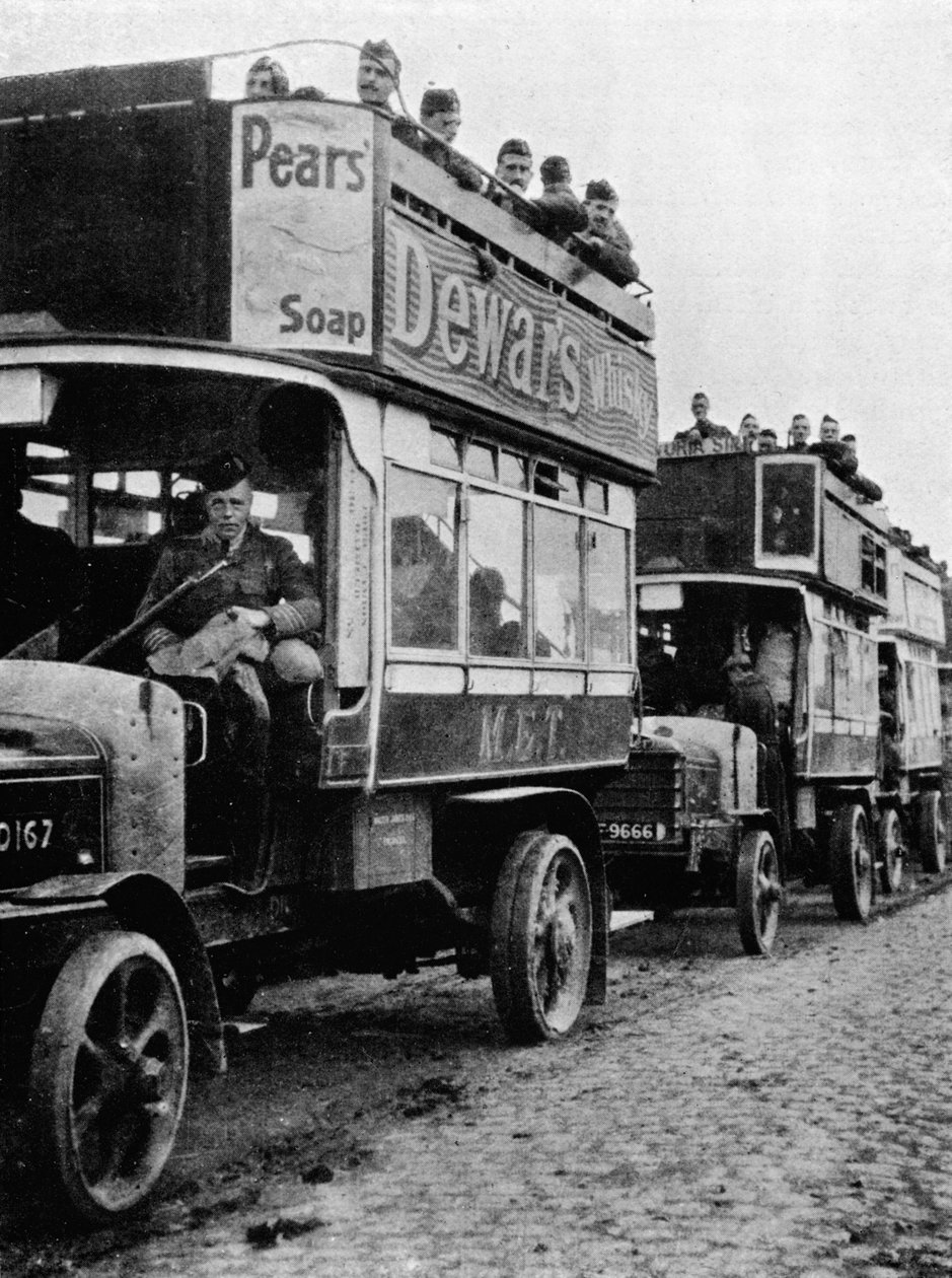 Wojska brytyjskie przeniesione na świeżą część linii autobusami motorowymi, 1915 autorstwa Unbekannt