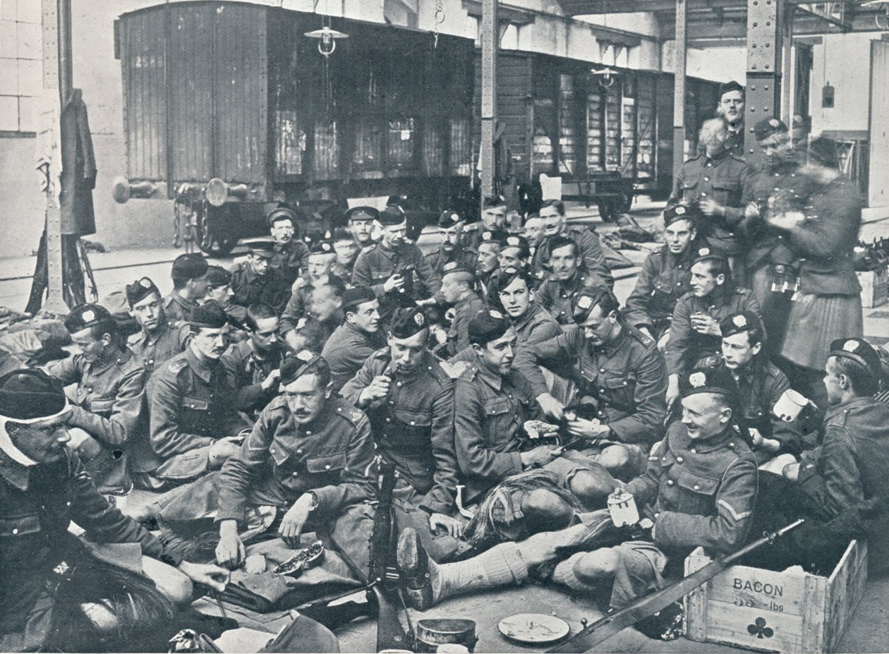 Wojska brytyjskie jedzące posiłek na francuskim dworcu kolejowym, ok. 1914 r autorstwa Unbekannt