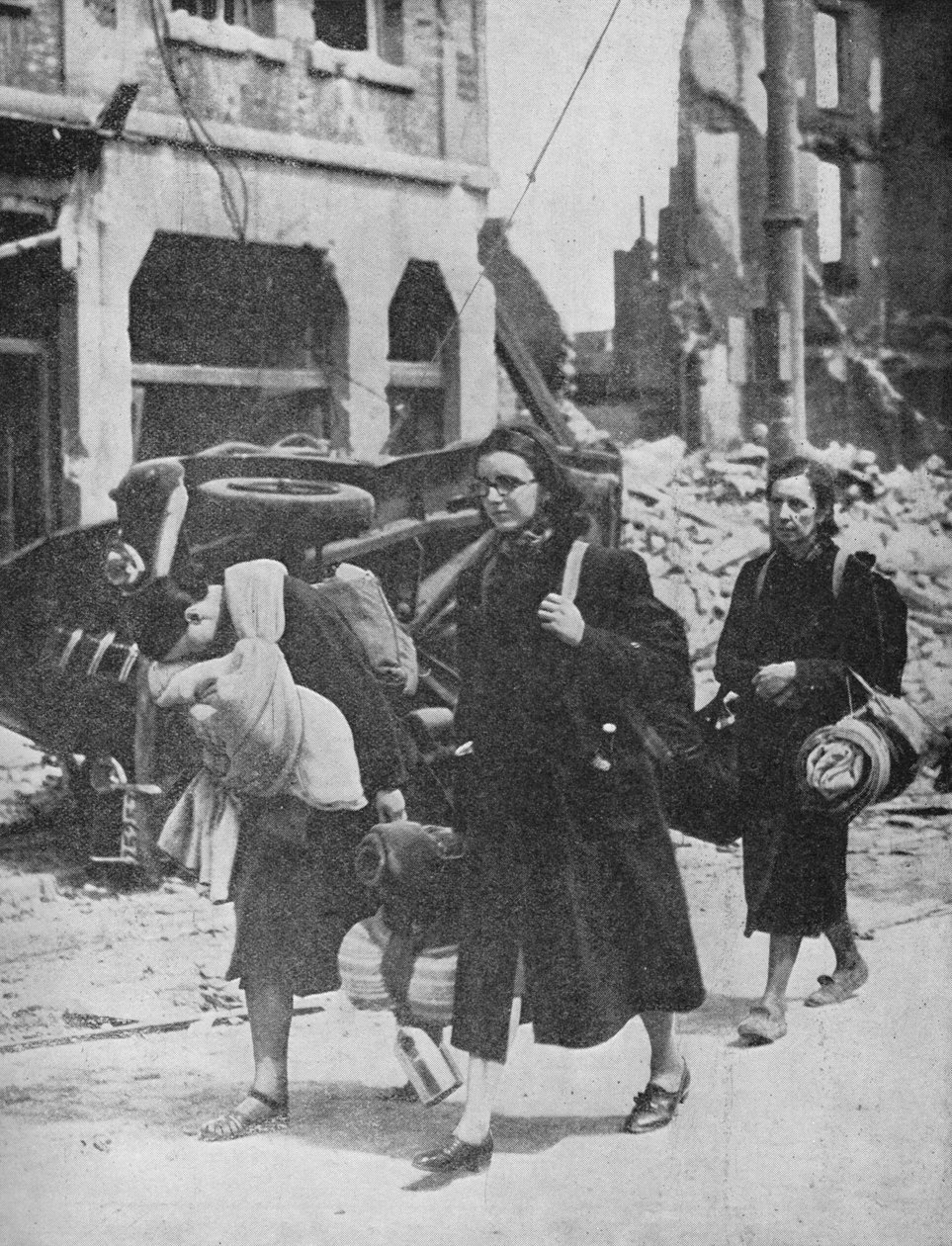 Wojska brytyjskie utrzymują się w Louvain, gdy uchodźcy opuszczają miasto, 1940, 1940 autorstwa Unbekannt