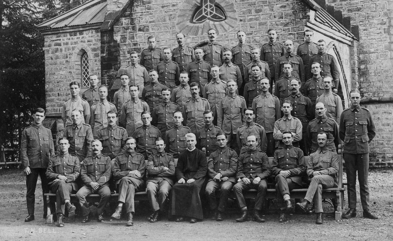 Wojska brytyjskie przed kościołem garnizonowym, Chakrata, 1917 autorstwa Unbekannt