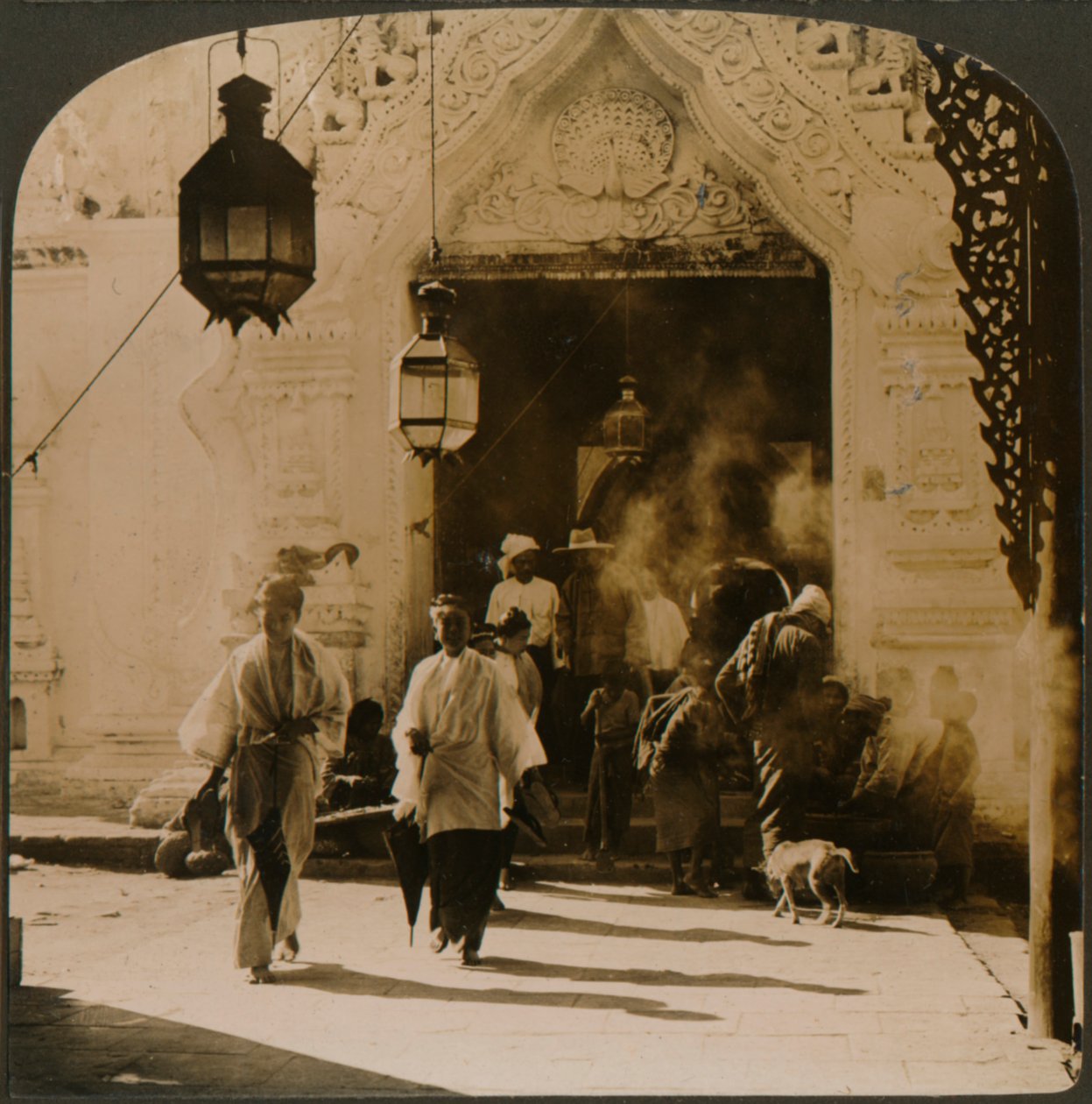 Birmańskie panie w drodze na bazar, Mandalaj, Birma, 1907 autorstwa Unbekannt