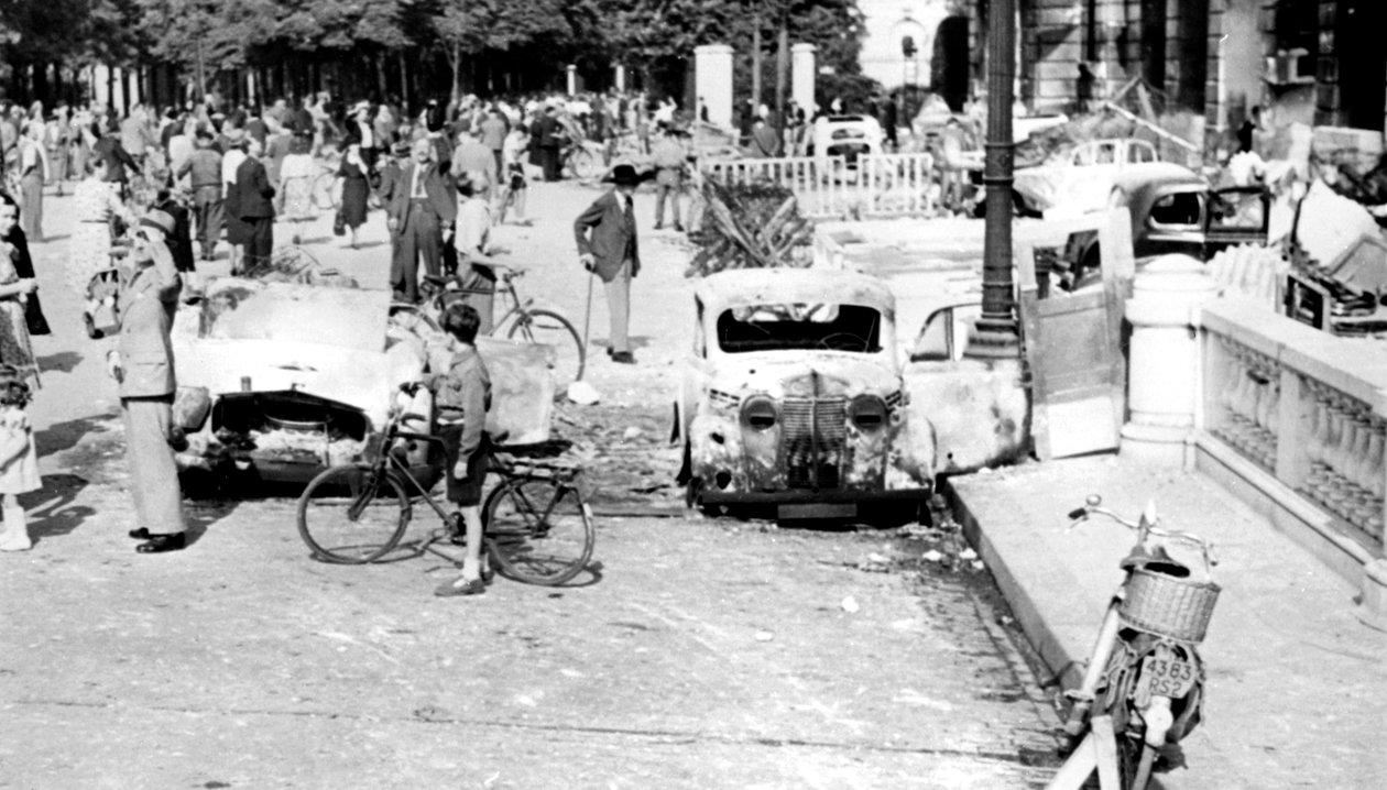 Spalone samochody, Place de la Concorde, wyzwolenie Paryża, sierpień 1944 autorstwa Unbekannt