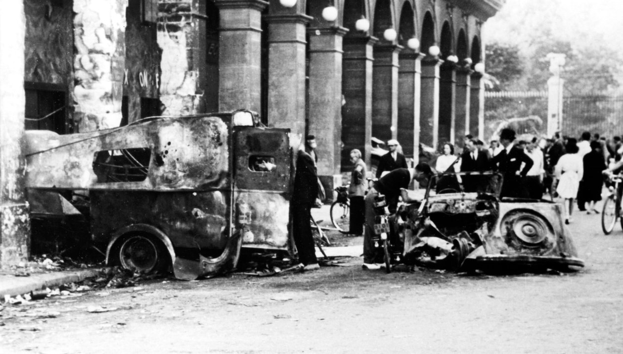 Spalone pojazdy na Rue de Castiglione, wyzwolenie Paryża, 25 sierpnia 1944 r autorstwa Unbekannt