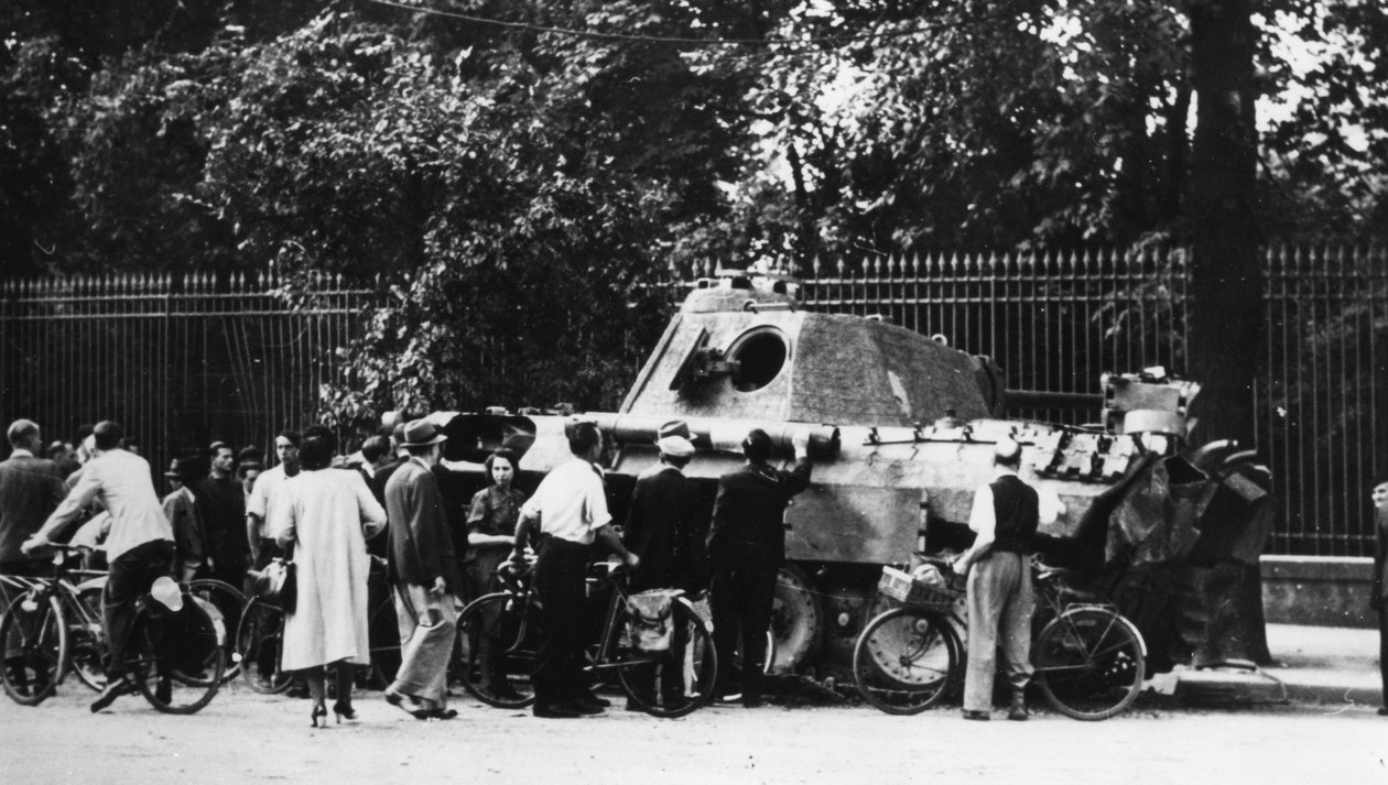 Osoby postronne badające opuszczony czołg na Rue de Medicis, wyzwolenie Paryża, sierpień 1944 r. autorstwa Unbekannt