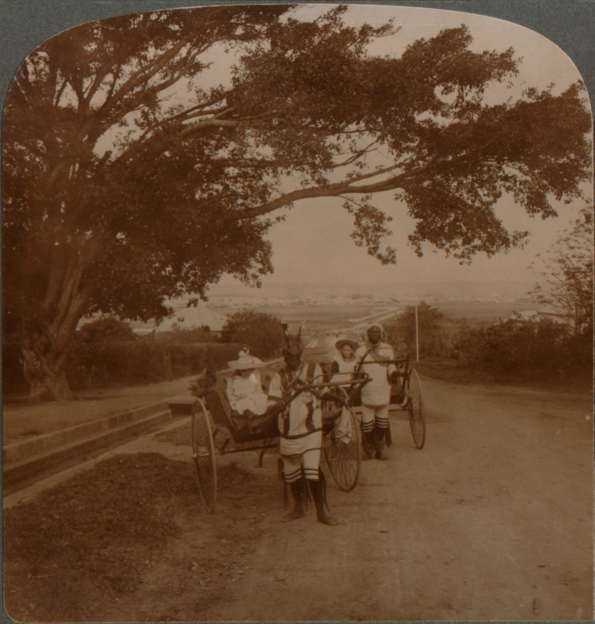 Taksówki ciągnięte przez tubylców na drodze do zamieszkania, Durban, Południowa Afryka, ok. 1900 autorstwa Unbekannt