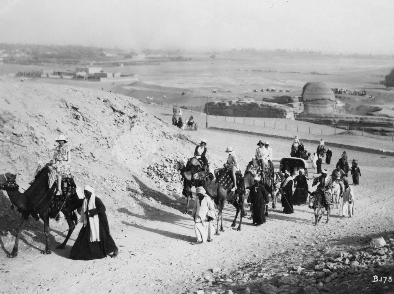 Wycieczka na wielbłądach, Giza, Egipt, c1920-c1930 autorstwa Unbekannt