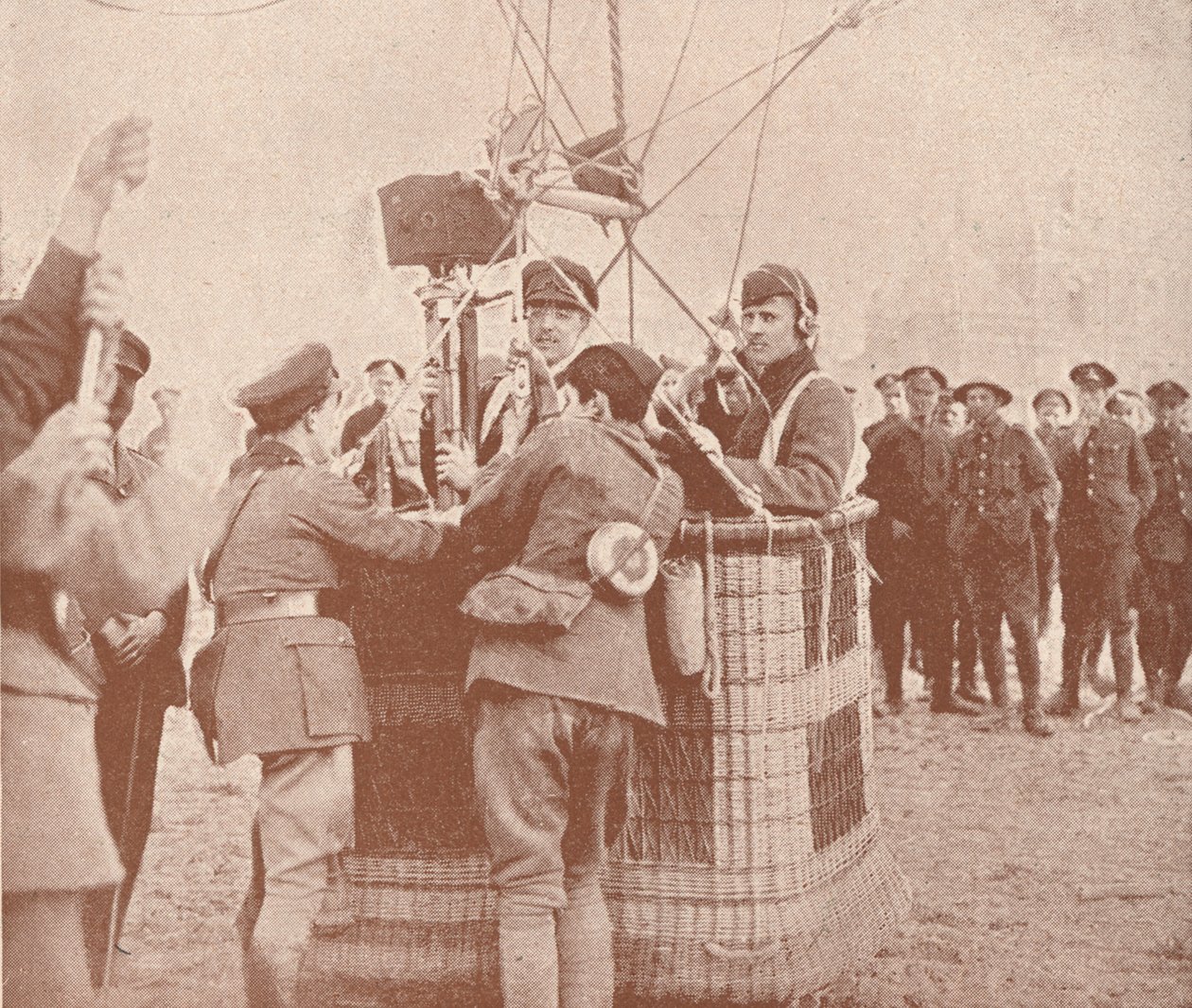 Kanadyjski oficjalny operator i asystent gotowy do wznoszenia się balonem latawca, c1917 1919 autorstwa Unbekannt