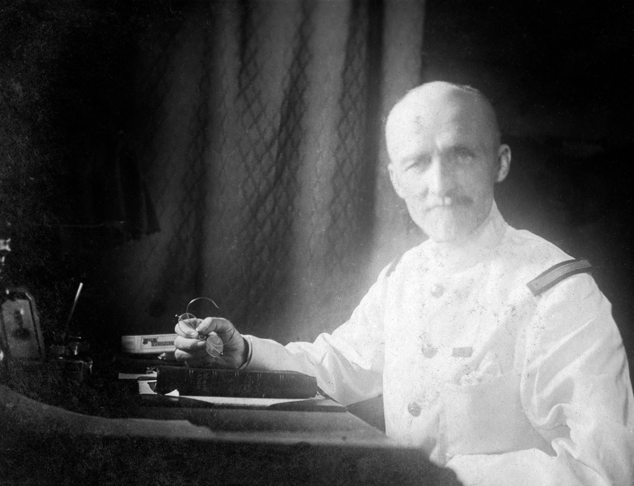 Kapitan Carre z H M T Egra, 1917 autorstwa Unbekannt