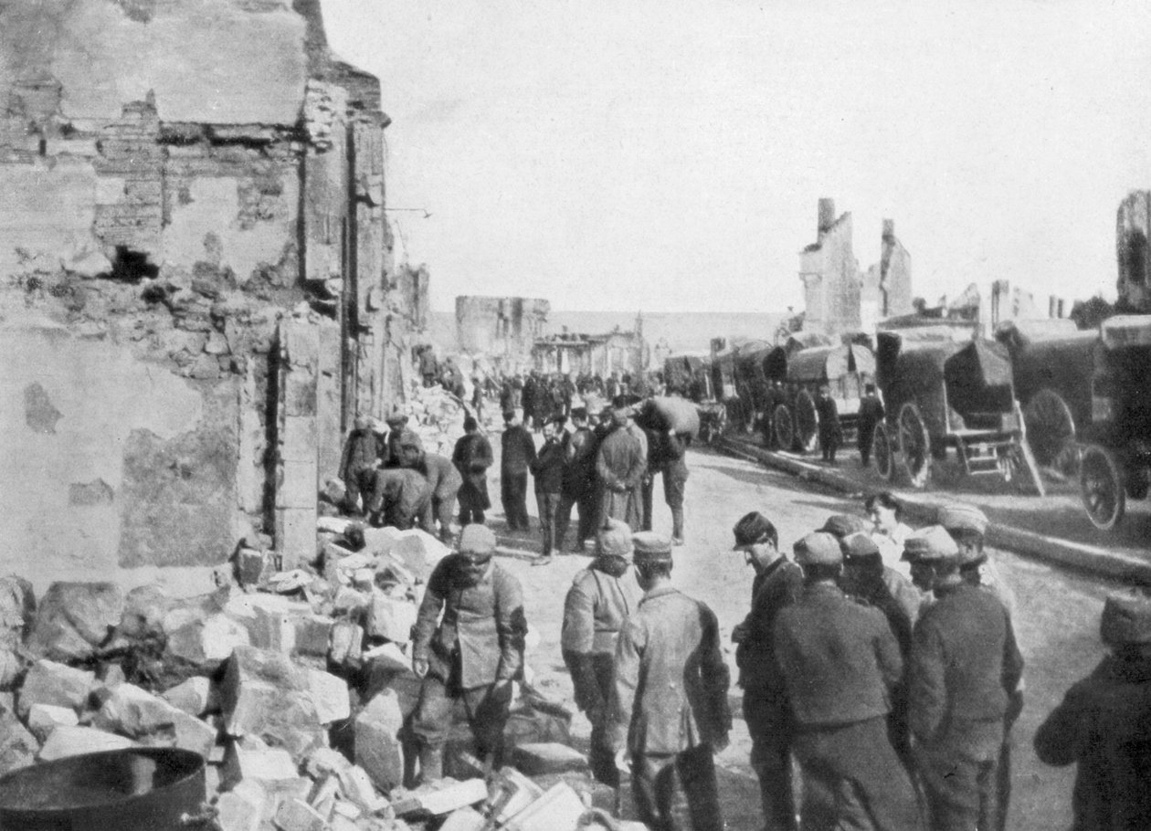 Jeńcy niemieccy więźniowie usuwający gruz z ulic Clermont-en-Argonne, Francja, 1914 autorstwa Unbekannt