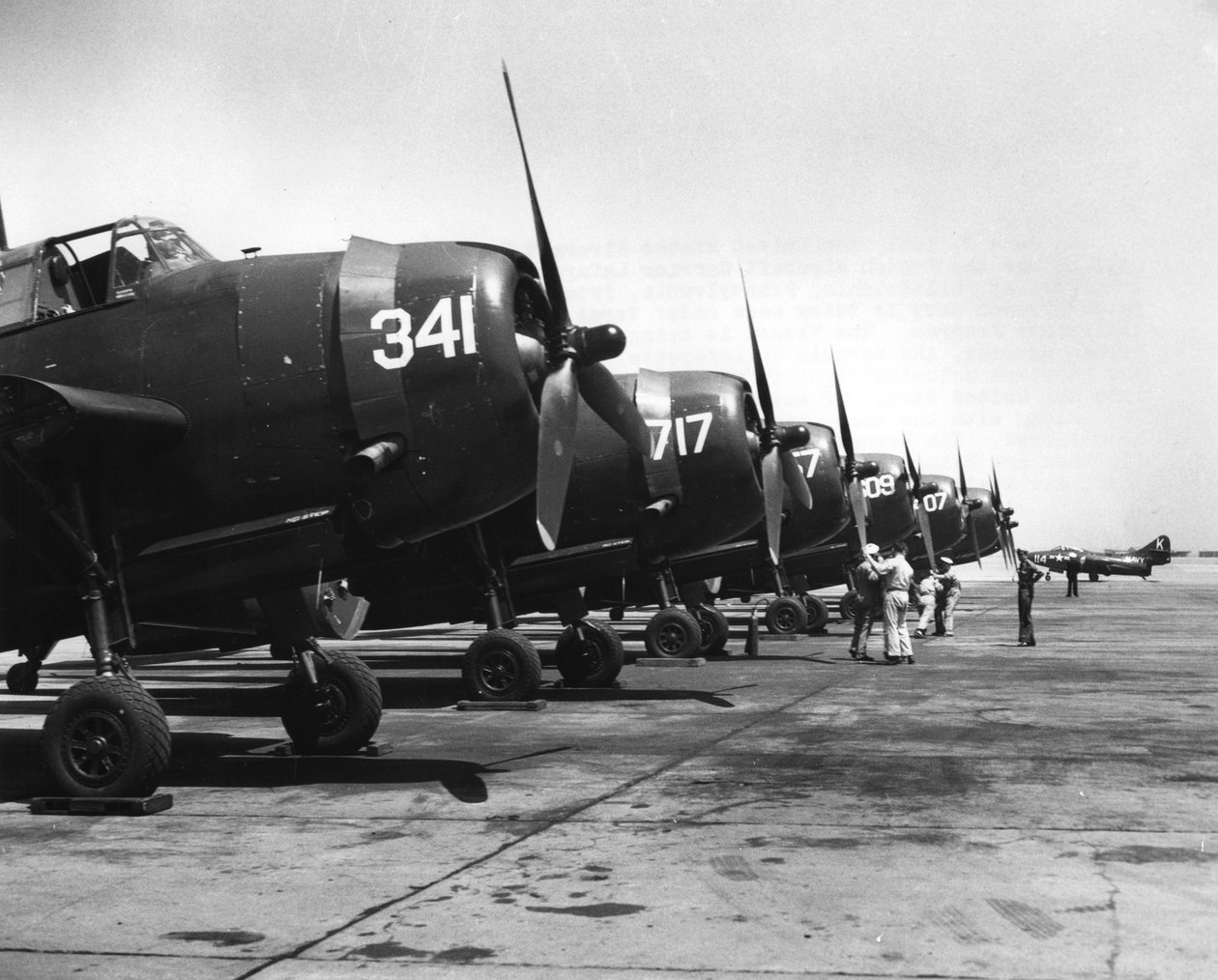 Samoloty na pokładach mają być przekazane Francuzom z lotniskowcem Langley, 1951 autorstwa Unbekannt