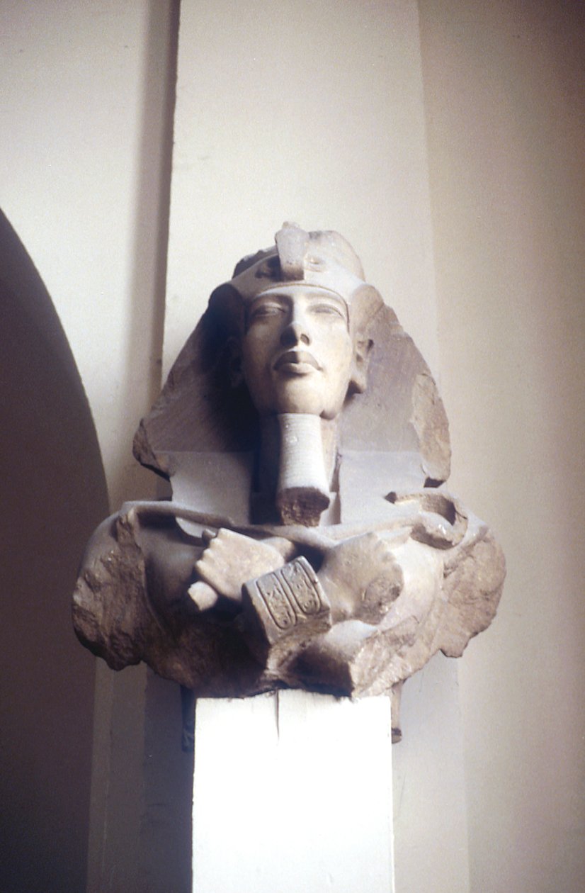 Rzeźbiona głowa króla Echnatona, starożytnego Egiptu, XVIII dynastia, c1353-c1334 pne autorstwa Unbekannt
