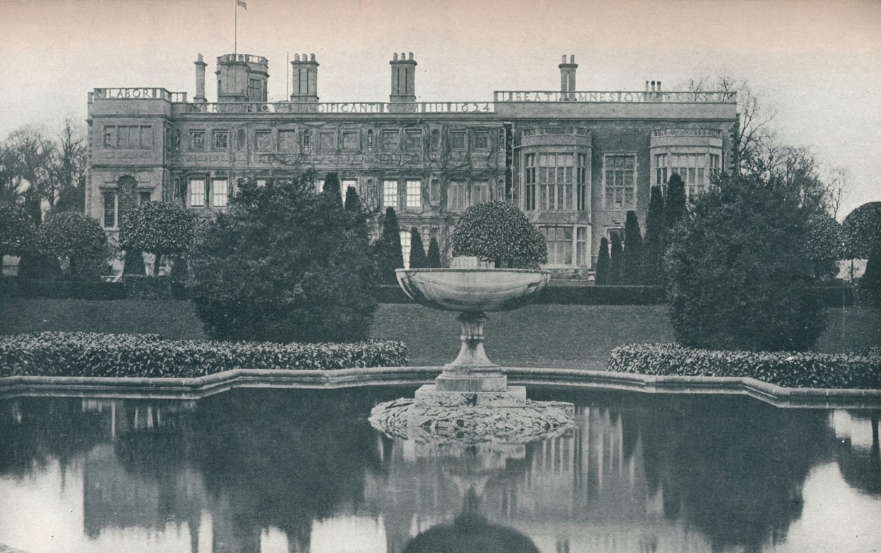 Zamek Ashby, Northants: strona południowa, z fontanną, ok. 1915 r. autorstwa Unbekannt