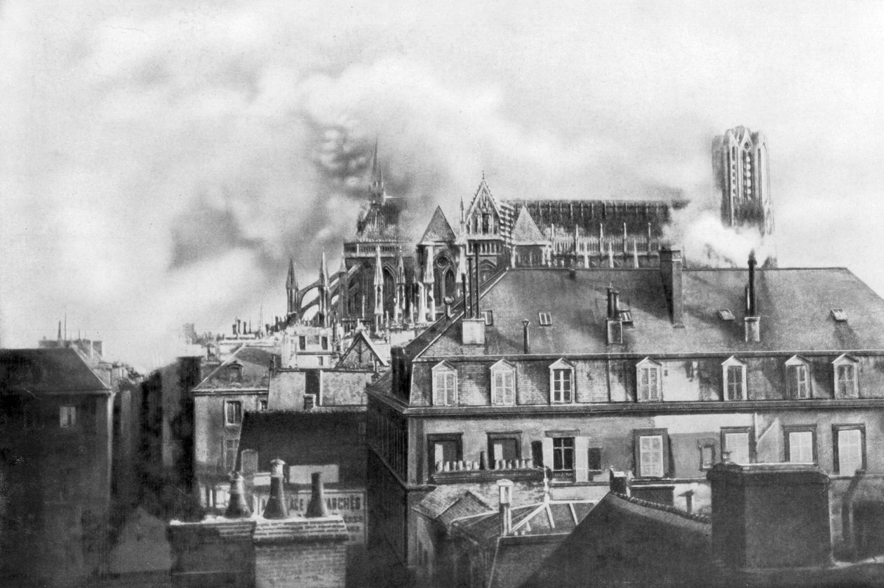 Katedra w Reims podpalona po niemieckim ostrzale, Francja, 1914 autorstwa Unbekannt