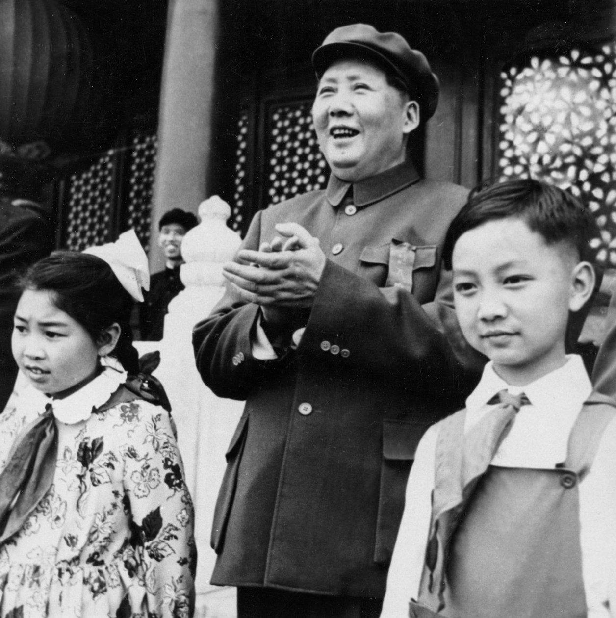 Przewodniczący Mao Zedong bijący brawo paradującym z trybuny w Tien An Men w Pekinie, Chiny autorstwa Unbekannt