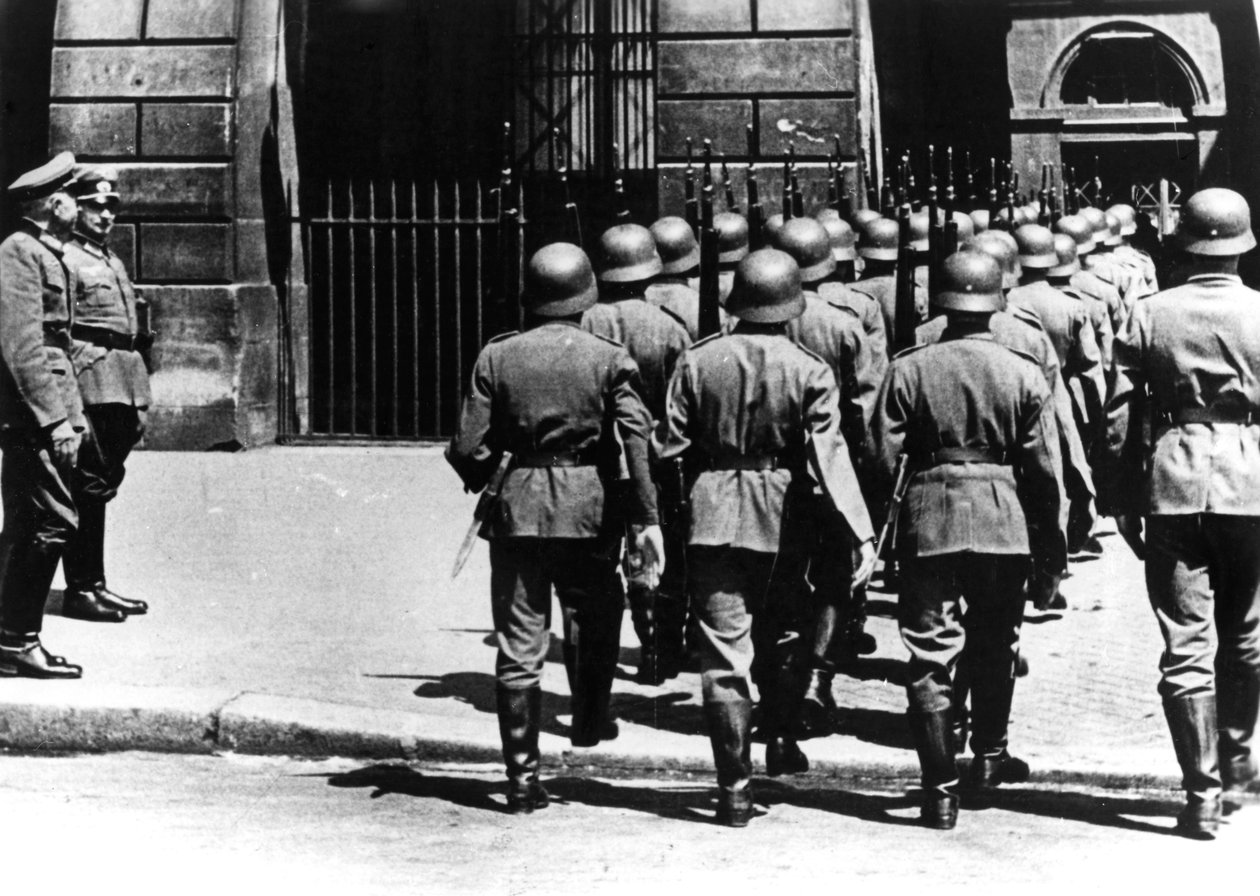 Zmiana warty w kwaterze niemieckiej w okupowanym Paryżu, czerwiec 1940 autorstwa Unbekannt