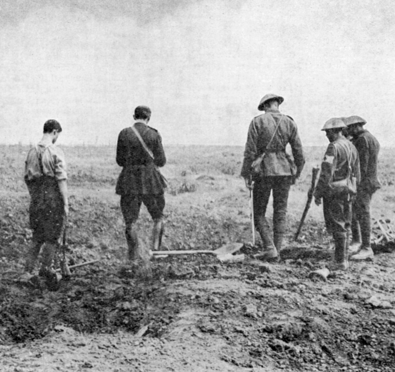 Kapelan sprawujący nabożeństwo pogrzebowe w terenie, podczas gdy przyjęcie pogrzebowe składa hołd, ok. 1916 r. autorstwa Unbekannt