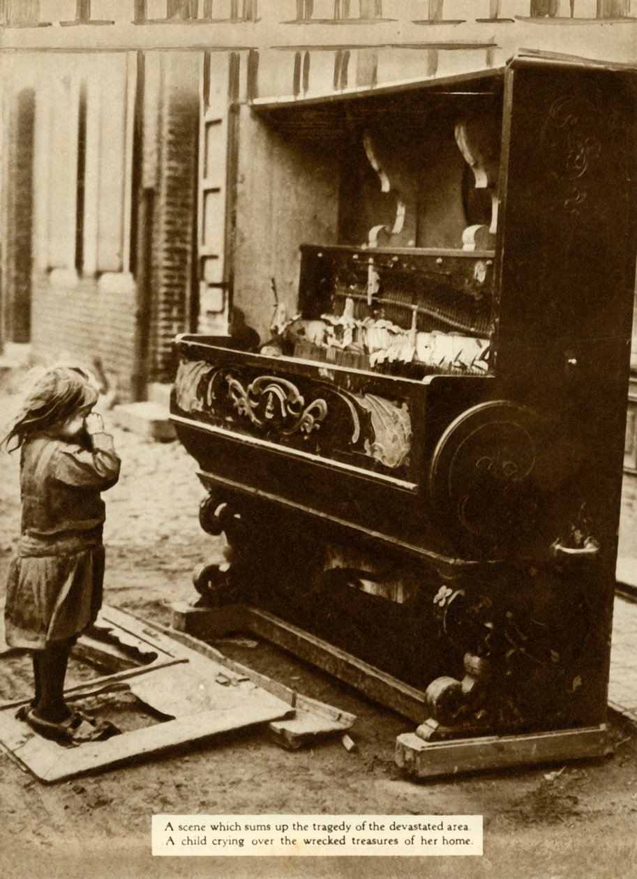 Dziecko z uszkodzonym fortepianem po nalocie uczyniło ją bezdomną, I wojna światowa, 1918, 1935. autorstwa Unbekannt