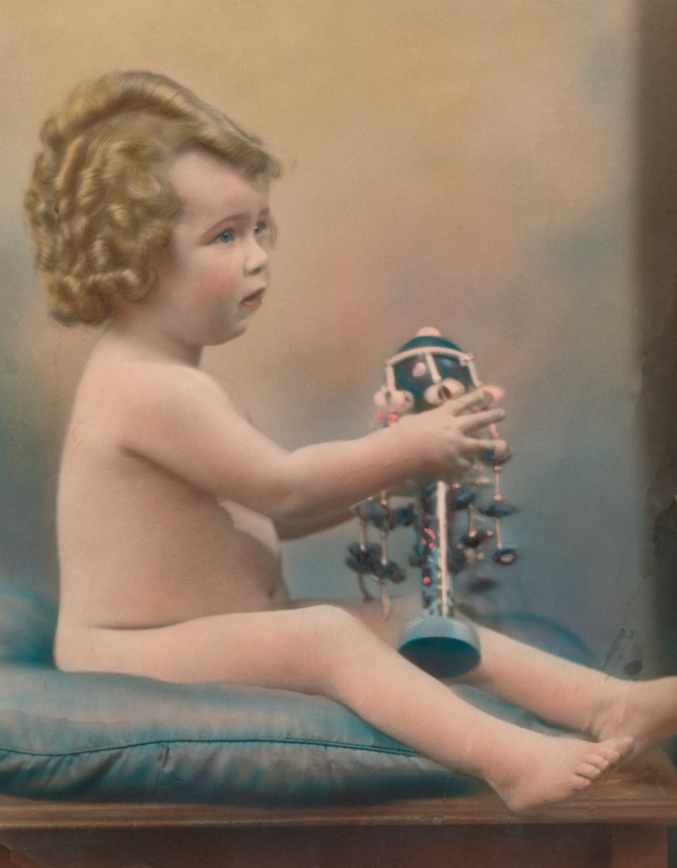 Dziecko z zabawką, ok. 1920 autorstwa Unbekannt