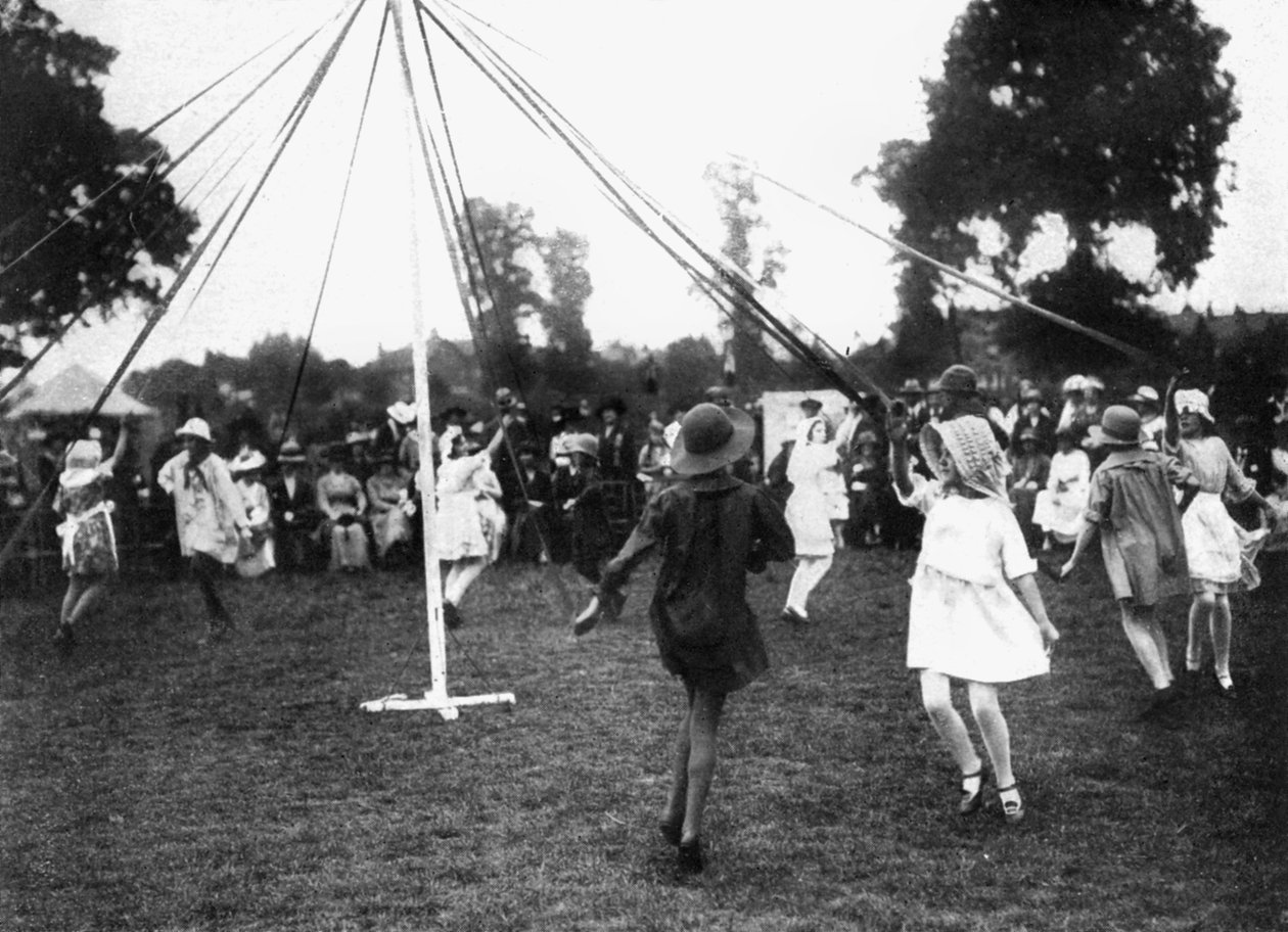 Dzieci tańczą wokół majowego, 1926 autorstwa Unbekannt