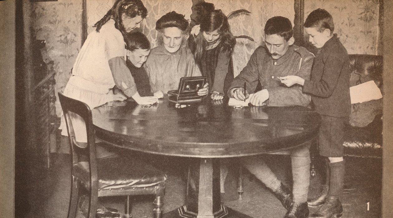 Dzieci opróżniające skarbonki, aby zainwestować w pożyczkę wojenną, c1917, 1935 autorstwa Unbekannt
