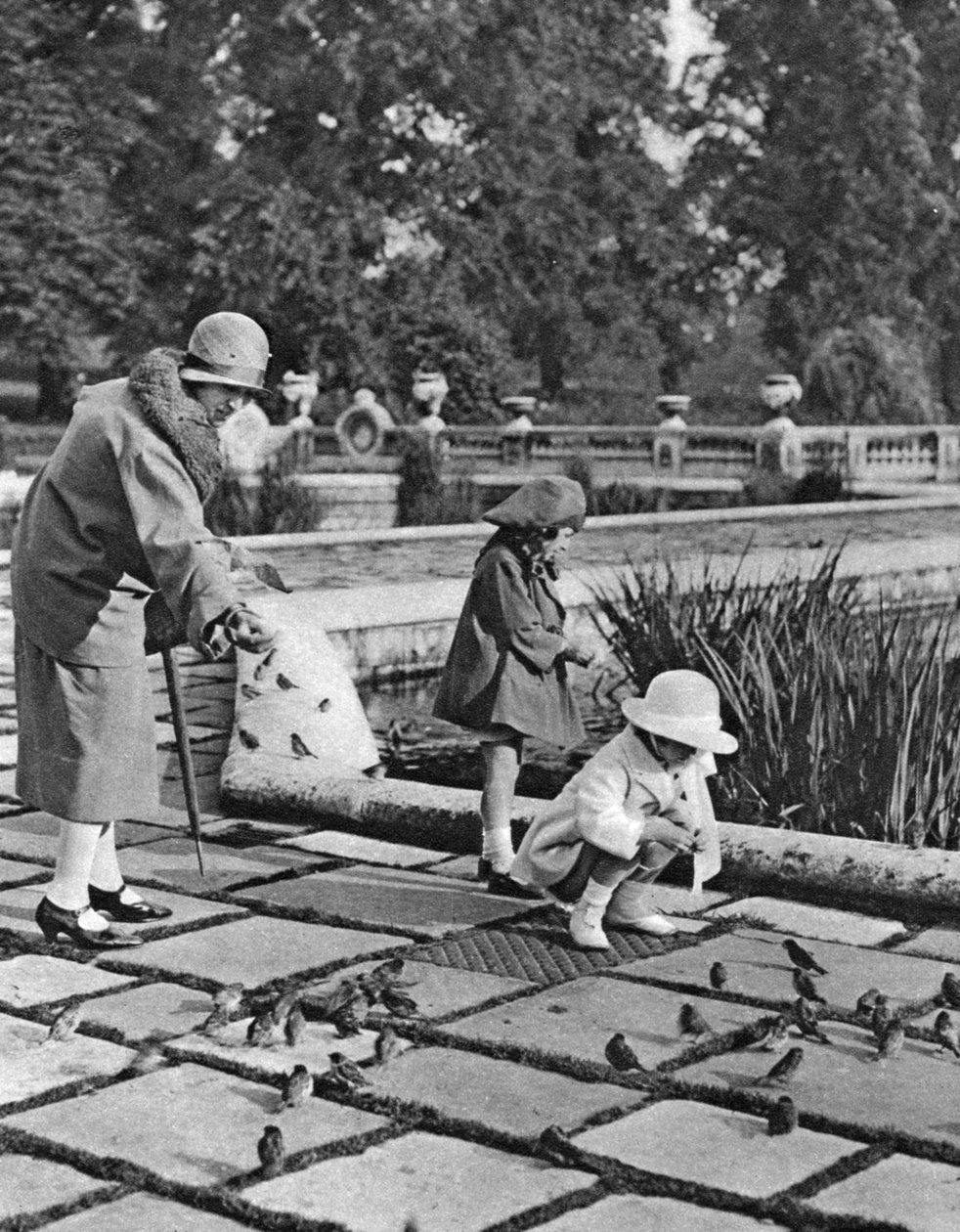 Dzieci karmiące wróble w Hyde Parku, Londyn, 1926-1927 autorstwa Unbekannt