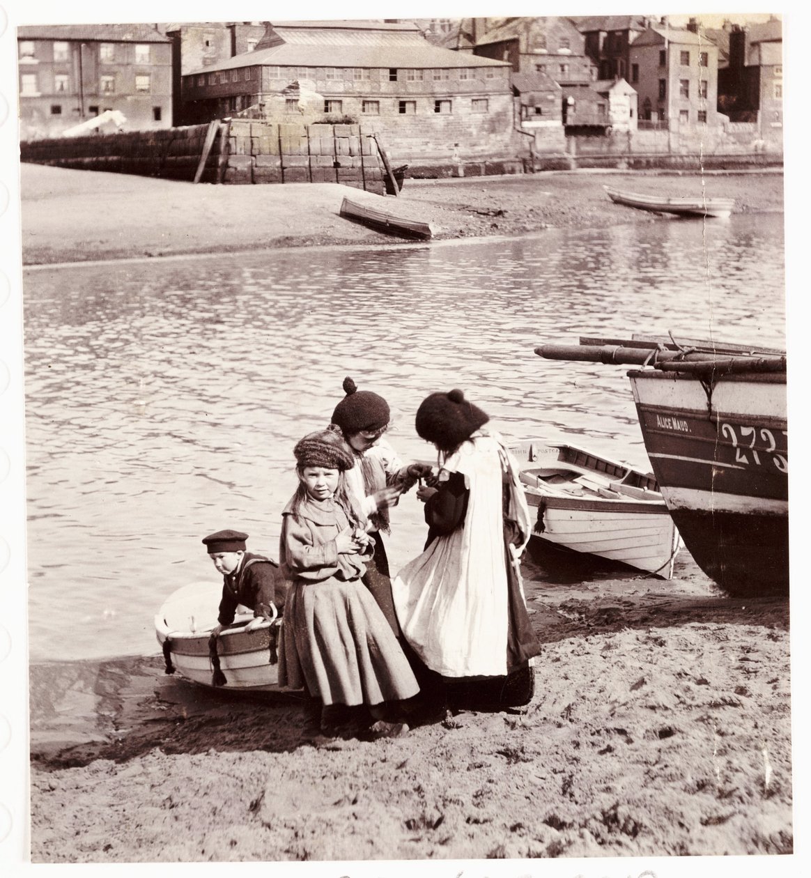 Dzieci bawiące się nad wodą, port Whitby, ok. 1905 r. autorstwa Unbekannt