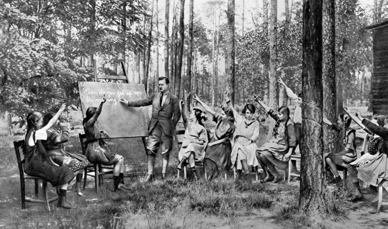 Dzieci biorące lekcje angielskiego w Forest of Charlottenburg, Berlin, Niemcy, 1922 autorstwa Unbekannt
