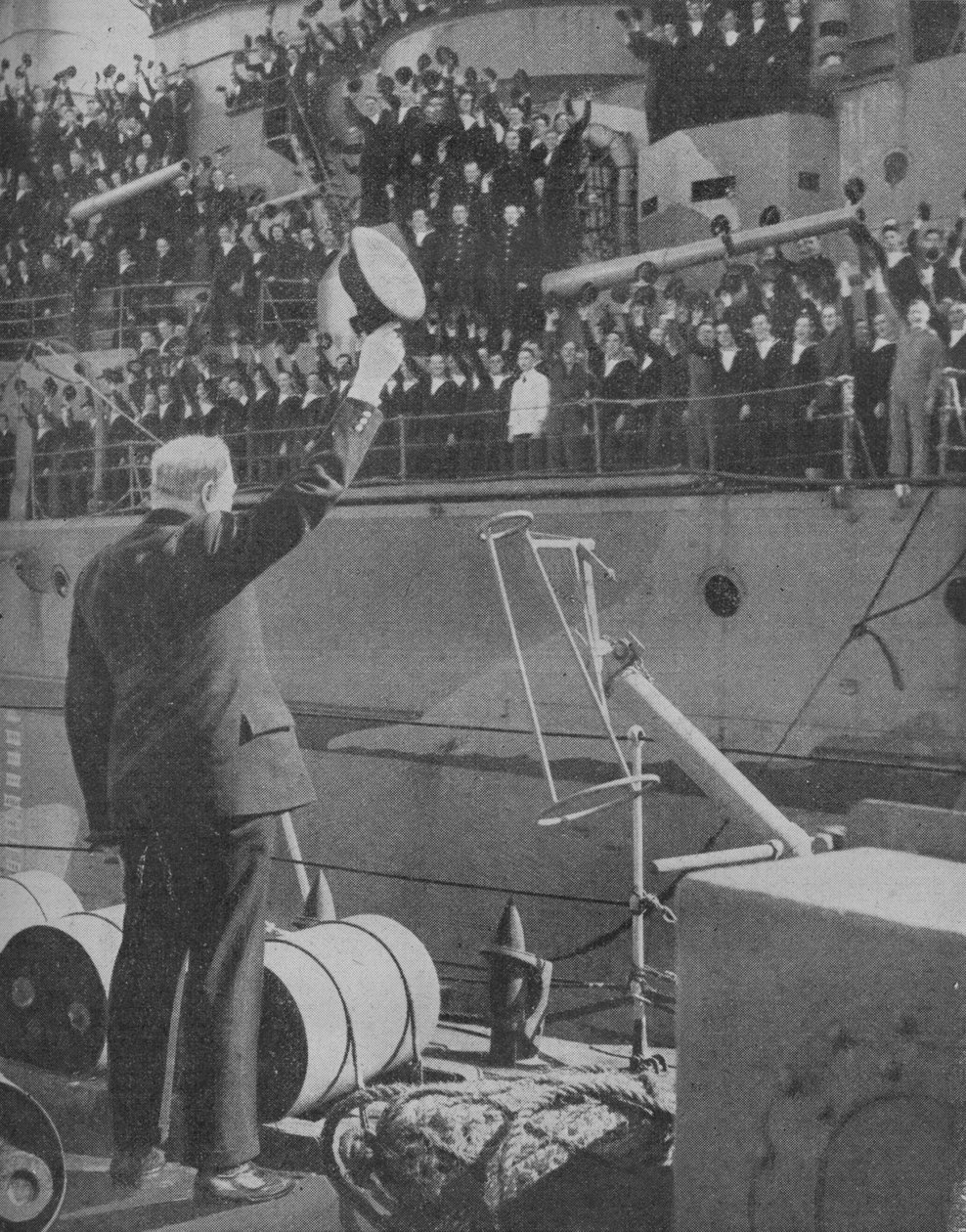 Churchill odpowiada na wiwaty załogi HMS Prince of Wales, 1941 autorstwa Unbekannt