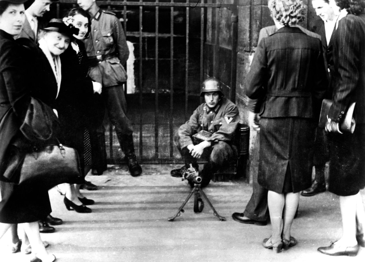 Cywile przed niemieckim posterunkiem wartowniczym z karabinem maszynowym, Paryż, czerwiec 1940 autorstwa Unbekannt